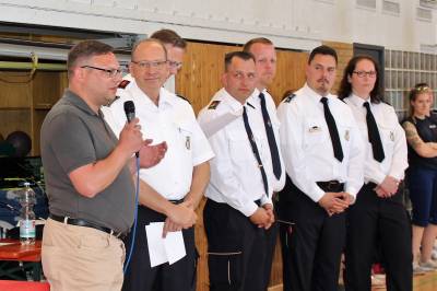 Stephan Schmidt MdA und der stv. Landesbrandmeister Karsten Gwecke (2.v.l.) nahmen die Siegerehrung beim Jugendfuballturnier der Berliner Feuerwehr 2018 vor 