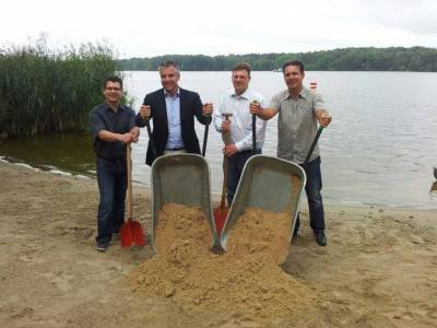 Zusammen mit unserem Bundestagskandidaten Frank Steffel wurde 2013 die Badestelle an der Sandhauser Strae mit neuem Sand verschnert. Mit dabei waren die Spender des Sandes: Uwe Laurman und Oliver Raeder, ebenfalls Vorstandsmitglieder der CDU Heiligensee. 