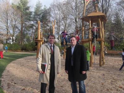 Mit dem Reinickendorfer Baustadtrat Martin Lambert anlsslich der Einweihung des Spieplatzes an der Reiheraleee in Heiligensee