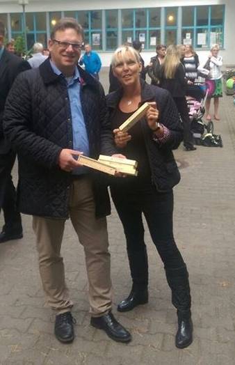 Stephan Schmidt vor der Grundschule Am Tegelschen Ort bei der Verteilung kleiner Prsente an die neuen ABC-Schtzen