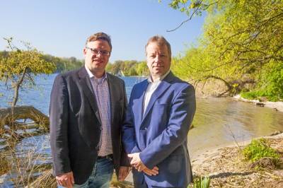 Stephan Schmidt und Bezirksbrgermeister Frank Balzer. 