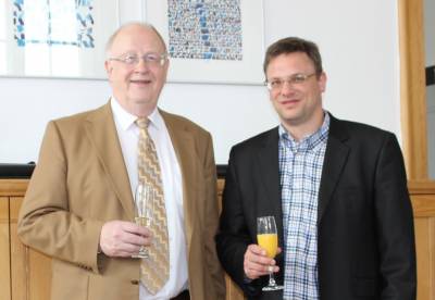 Wir brauchen in der Bezirksverordnetenversammlung keine Endlosdebatten und kleinkarierten Parteienstreit. Lebhaft streiten ja, stereotypen Schlagabtausch nein. Da bin ich mir mit dem BVV-Vorsteher Dr. Hinrich Lhmann einig, dem ich hier zum 70. Geburtstag gratulierte.