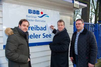 Gemeinsamer Einsatz fr die Rettung des Strandbades Tegel. Mit Tim-Christopher Zeelen, MdA (links) und Bezirksbrgermeister Frank Balzer (Mitte)
