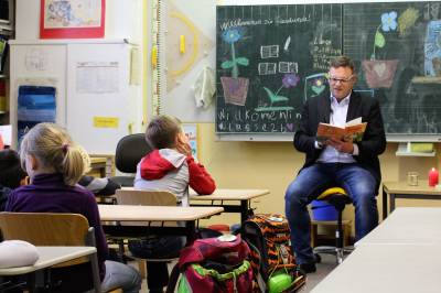 Vorlesetag 2016: Stephan Schmidt lest in der Klasse 2b der Gustav-Dreyer-Schule